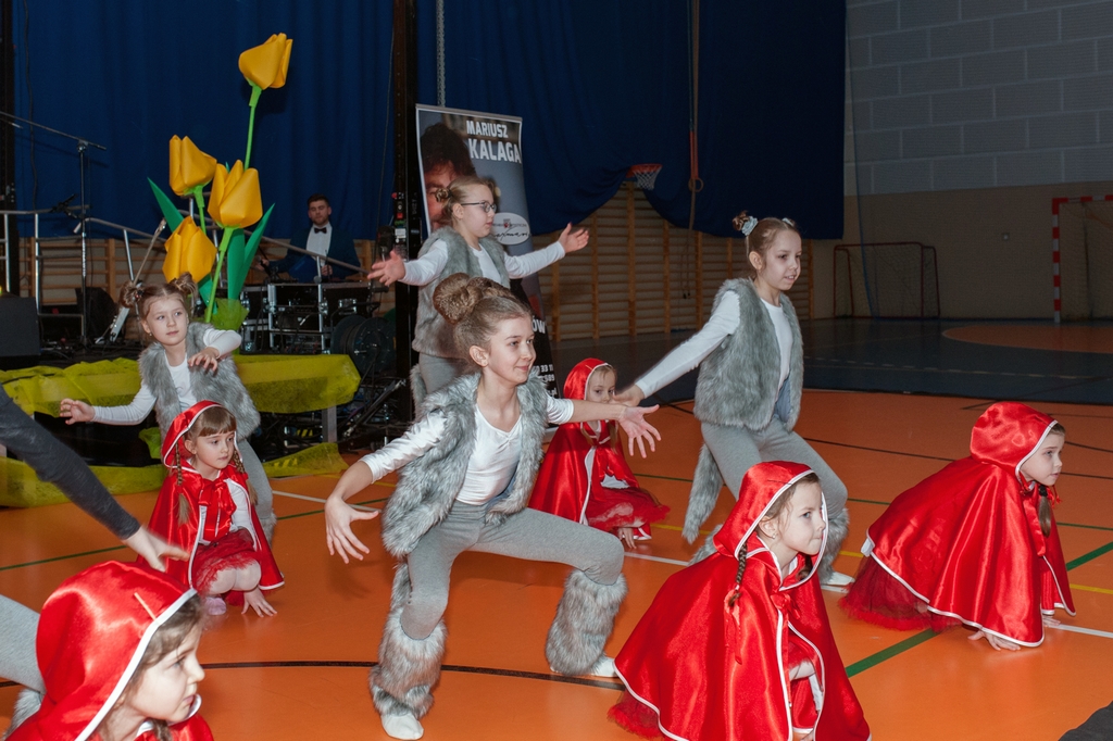 Muzyczny koktajl szlagierów na Dzień Kobiet w Raszkowie