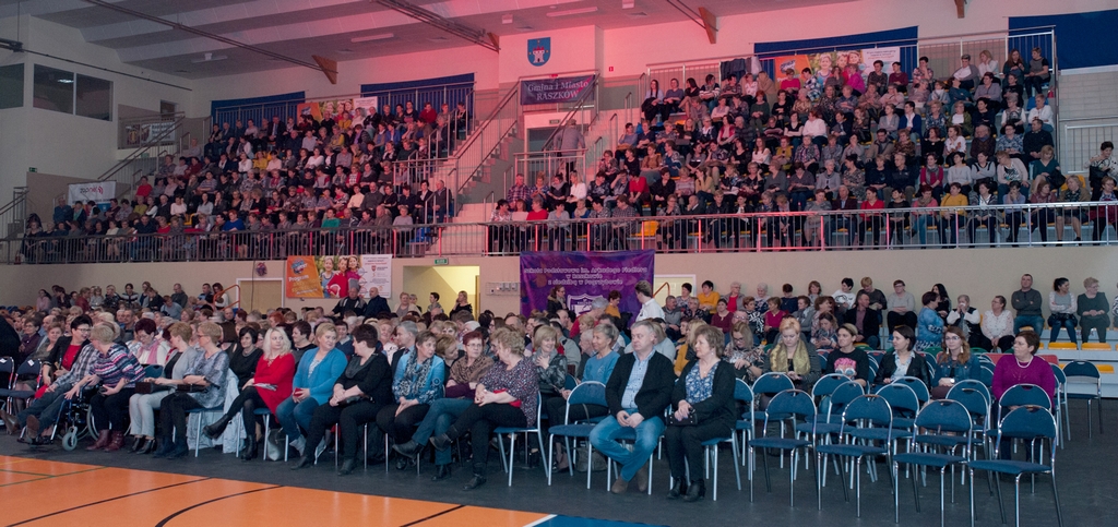 Muzyczny koktajl szlagierów na Dzień Kobiet w Raszkowie