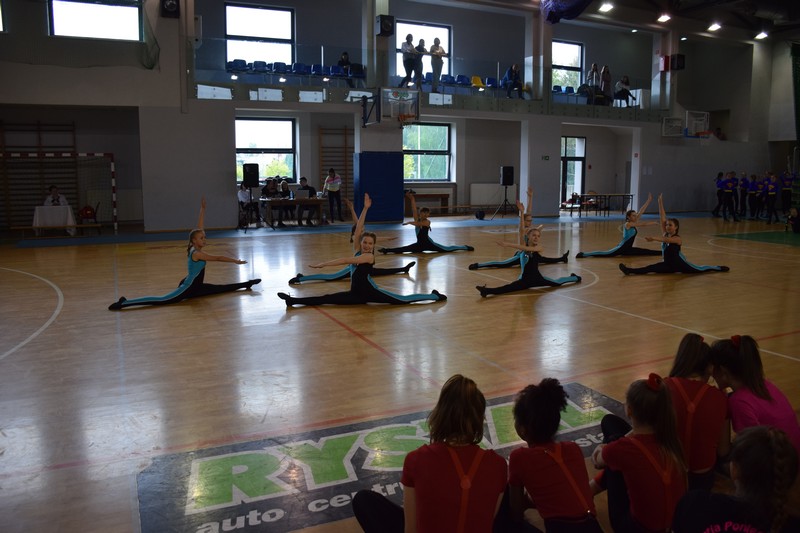 Dziewczęta z SP Raszków na podium 19 Wielkopolskiego Turnieju w aerobiku grupowego.