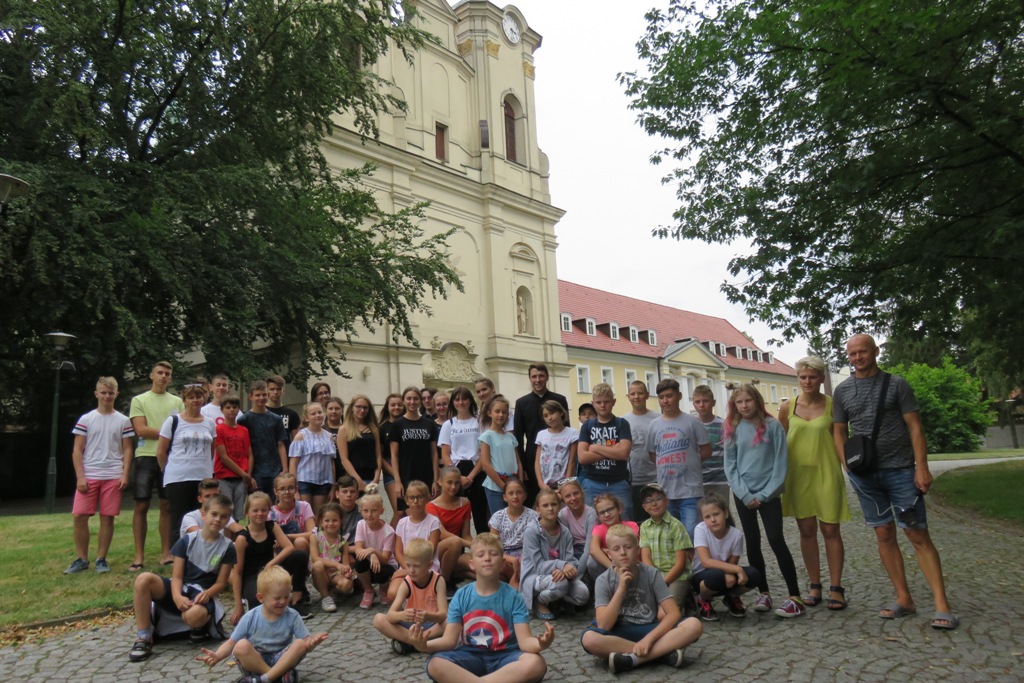 Młodzież wypoczywała nad jeziorem