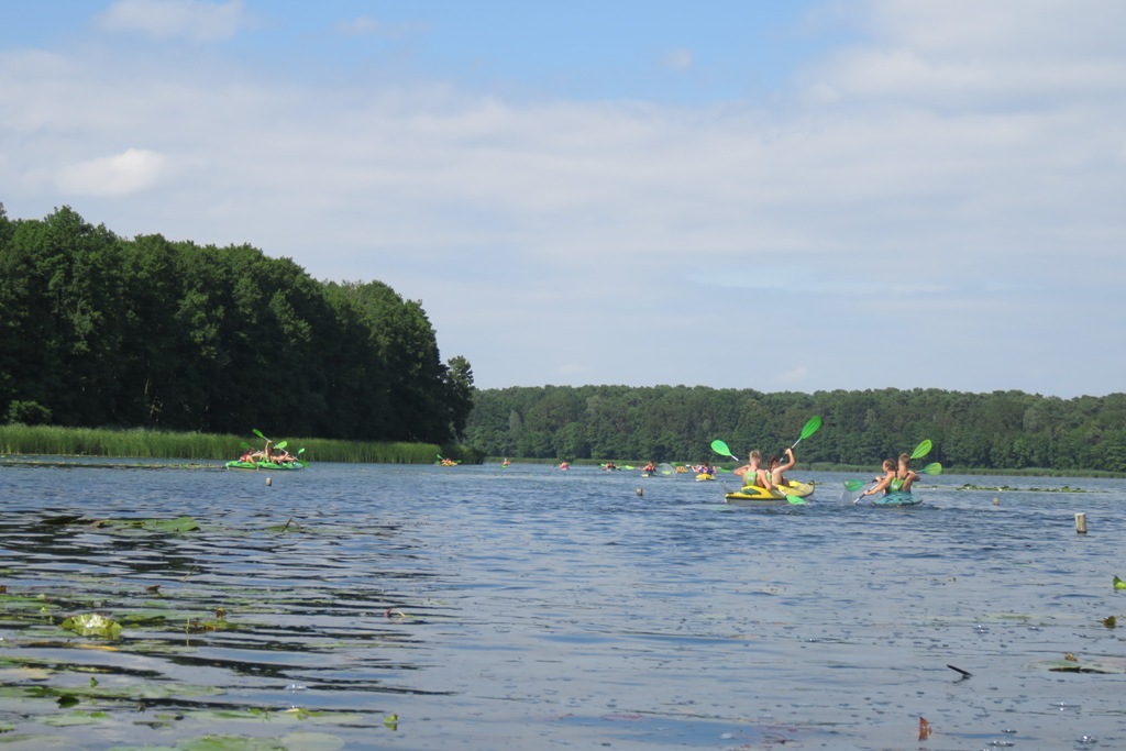 Młodzież wypoczywała nad jeziorem