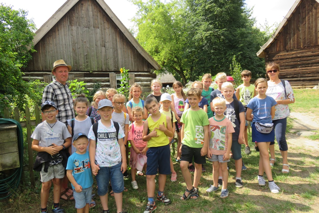 Młodzież wypoczywała nad jeziorem