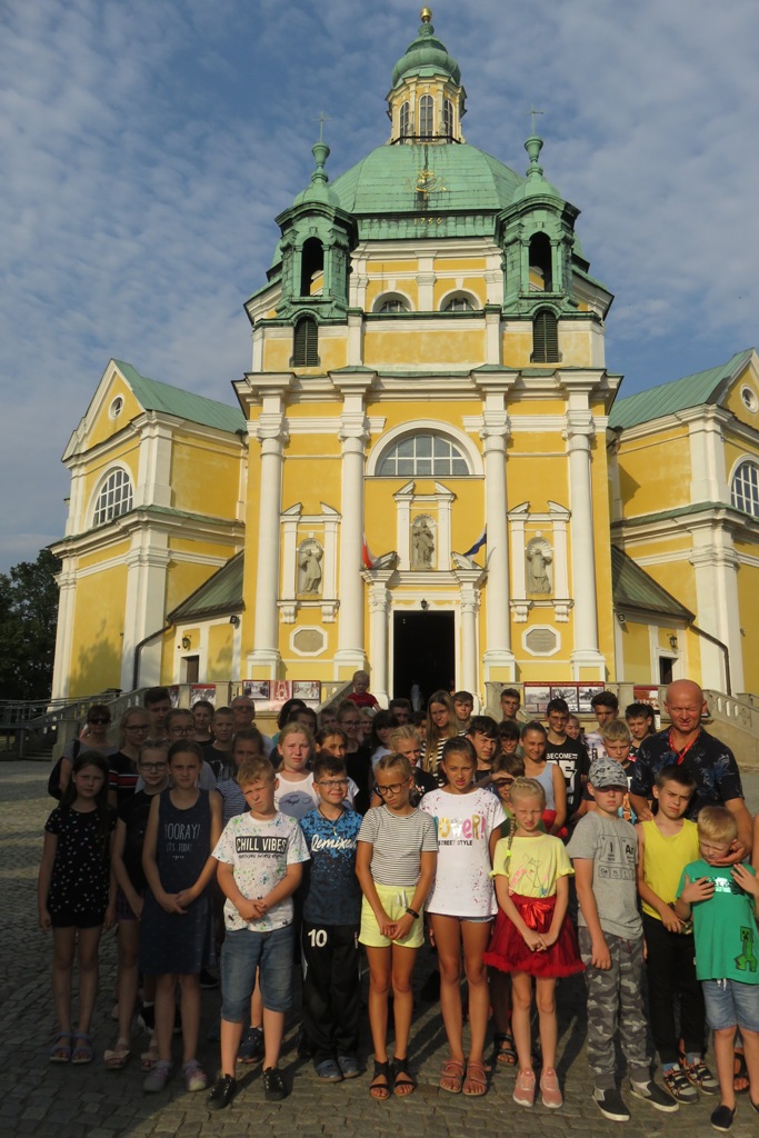 Młodzież wypoczywała nad jeziorem