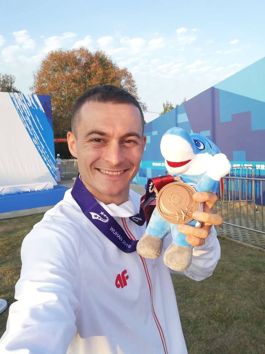 Mikołaj Dutkowski z medalem 7. Wojskowych Światowych Igrzysk Sportowych.