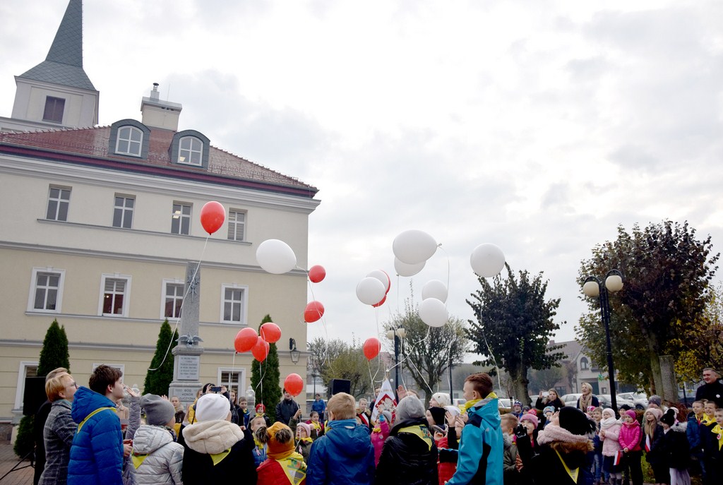 Uczniowie z Radłowa świętują Odzyskanie Niepodległości