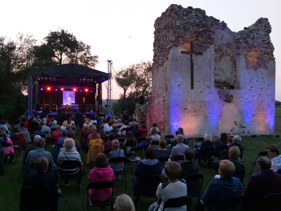 "Ojczyzno ma" - koncert  przy ruinach