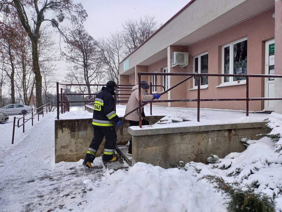 Strażacy dowożą seniorów na szczepienia przeciwko COVID-19