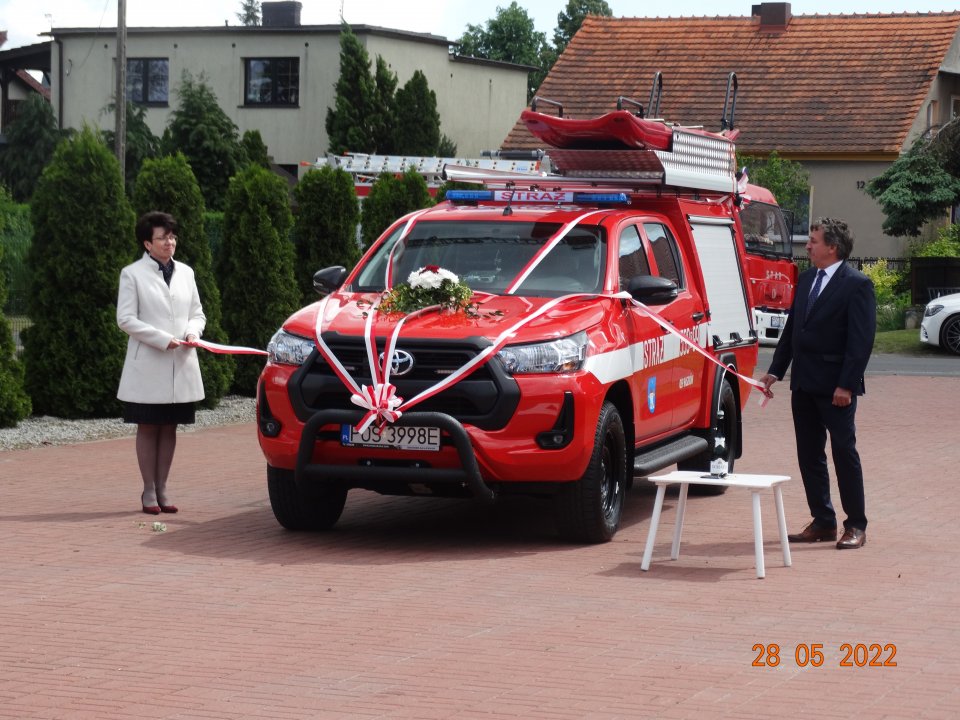 Poświęcono nowy samochód strażacki dla OSP Raszków