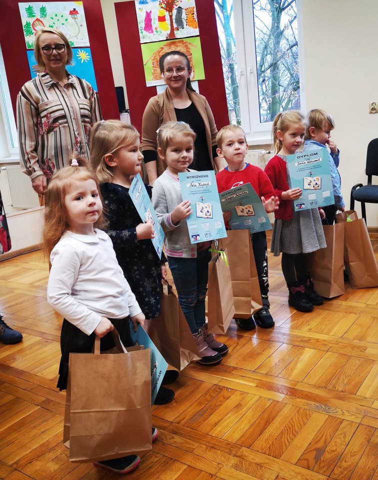 Laureaci Gminnego Konkursu Plastycznego nagrodzeni 