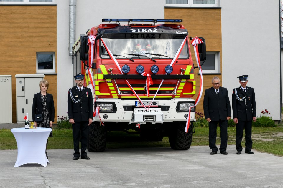 Poświęcono nowy samochód strażacki dla OSP Ligota