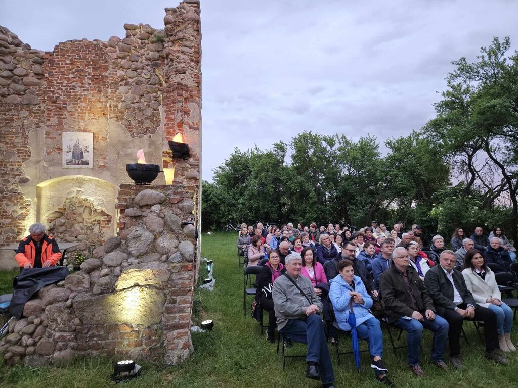 Patriotyczny koncert przy ruinach kaplicy loretańskiej