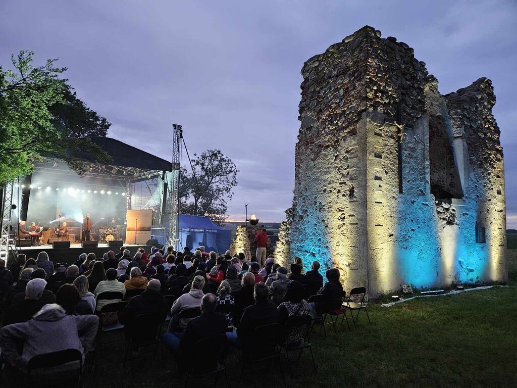 Patriotyczny koncert przy ruinach kaplicy loretańskiej