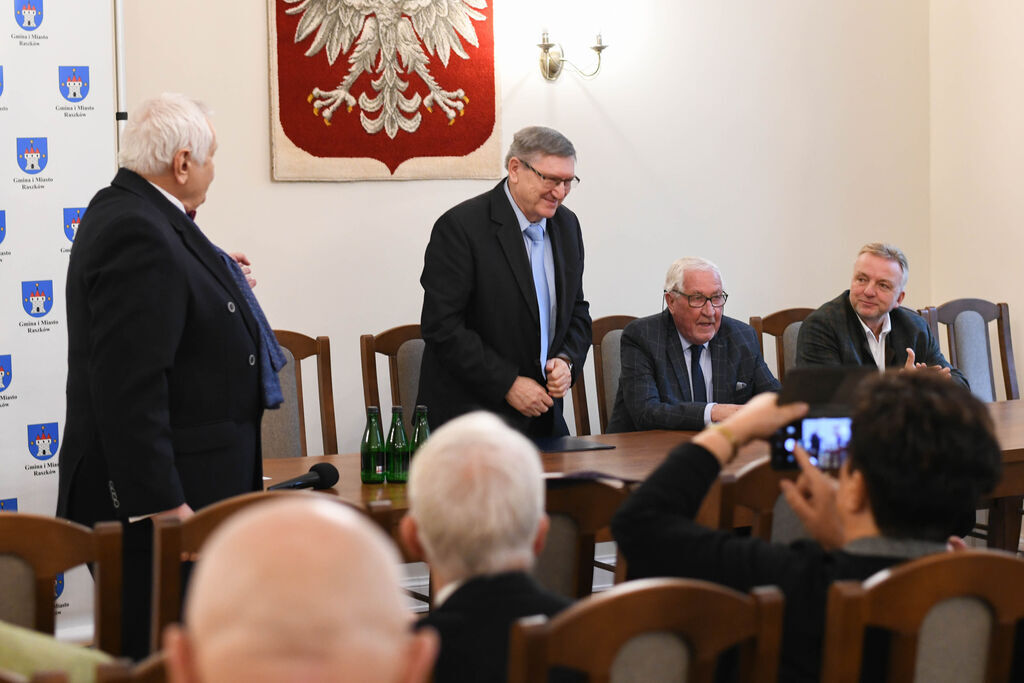 Konferencja naukowa w pałacu w Przybysławicach