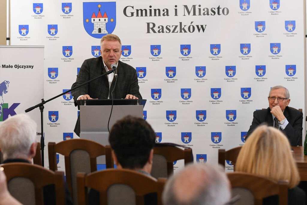 Konferencja naukowa w pałacu w Przybysławicach