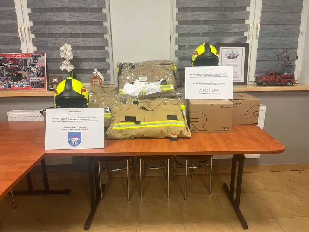 Nowe ubrania i hełmy dla OSP Raszków