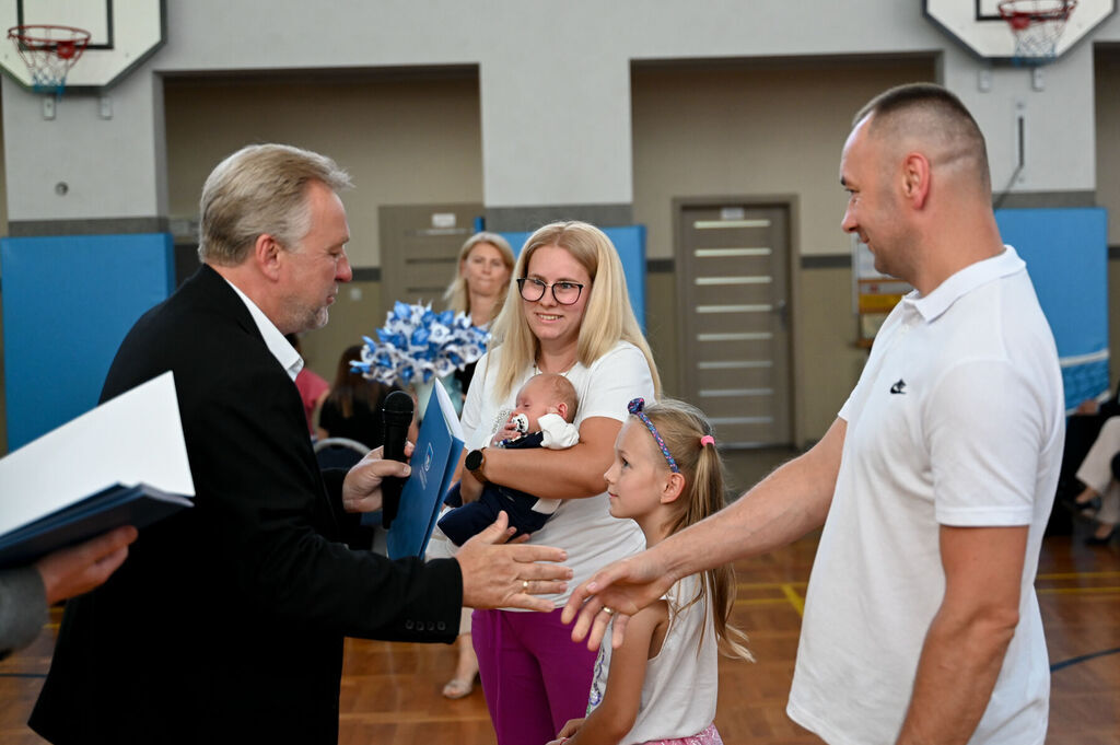 Wręczono Raszkowskie Wyprawki Niemowlaka