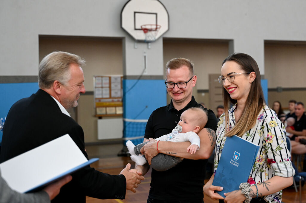 Wręczono Raszkowskie Wyprawki Niemowlaka