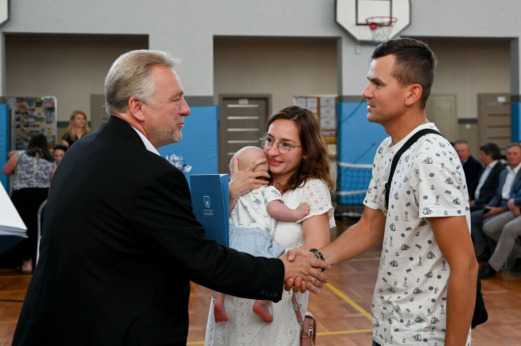 Wręczono Raszkowskie Wyprawki Niemowlaka