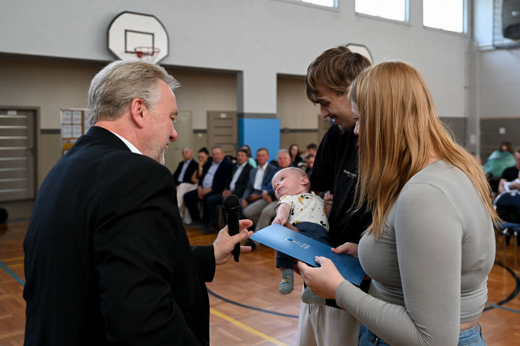 Wręczono Raszkowskie Wyprawki Niemowlaka
