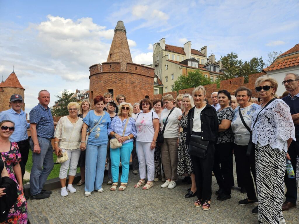 Seniorzy na edukacyjnej wycieczce śladami wybitnych Polek