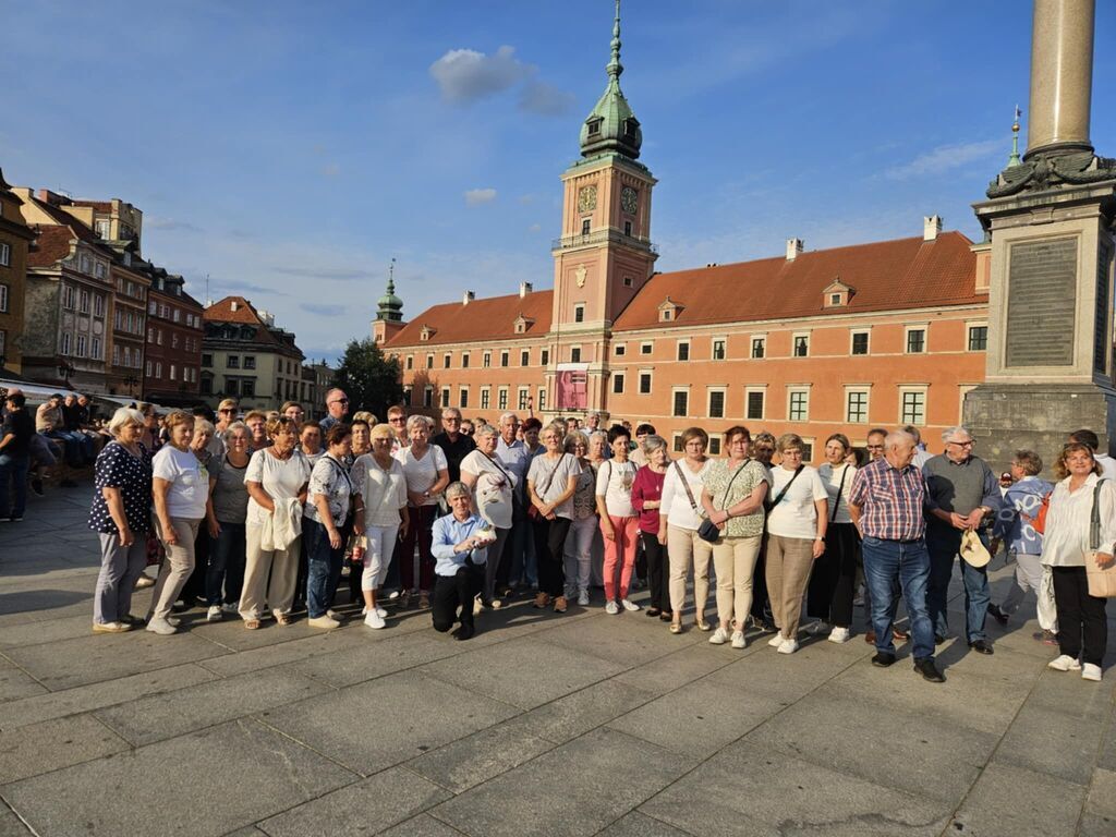 Seniorzy na edukacyjnej wycieczce śladami wybitnych Polek