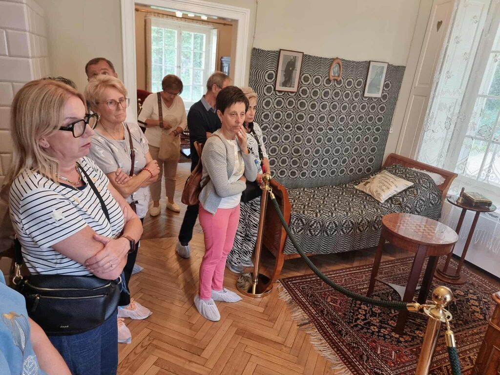 Seniorzy na edukacyjnej wycieczce śladami wybitnych Polek