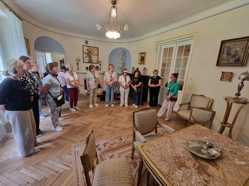 Seniorzy na edukacyjnej wycieczce śladami wybitnych Polek