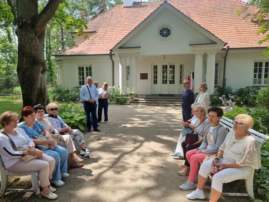Seniorzy na edukacyjnej wycieczce śladami wybitnych Polek
