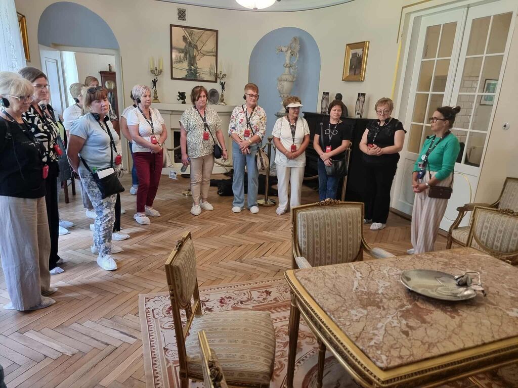 Seniorzy na edukacyjnej wycieczce śladami wybitnych Polek