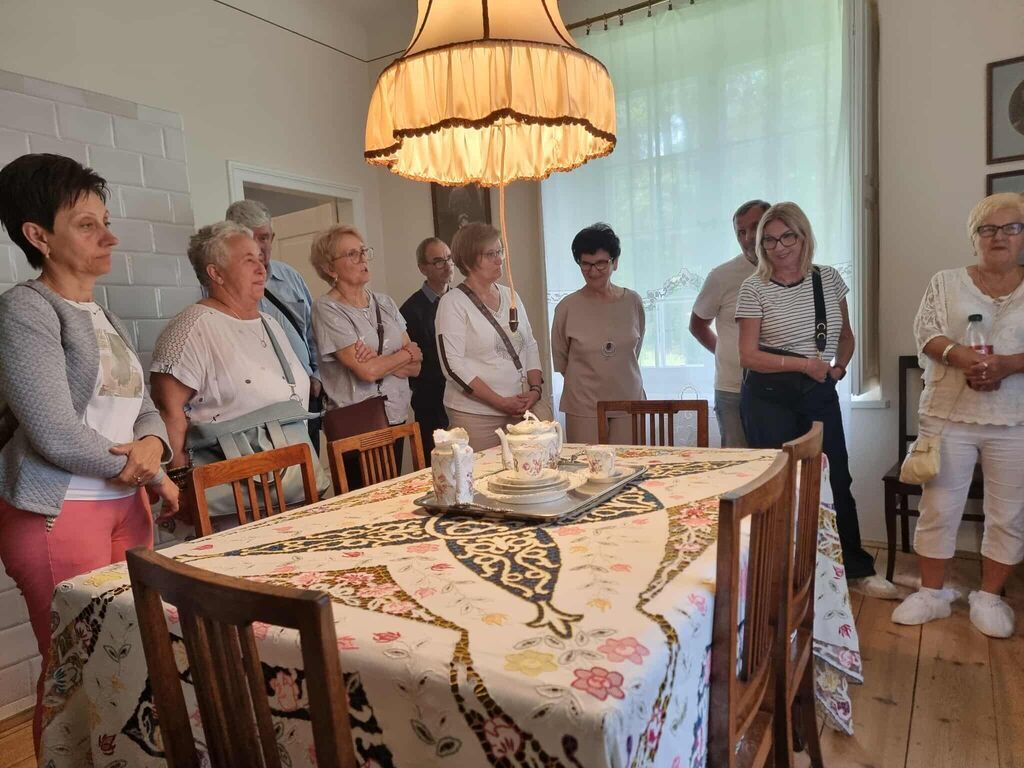 Seniorzy na edukacyjnej wycieczce śladami wybitnych Polek