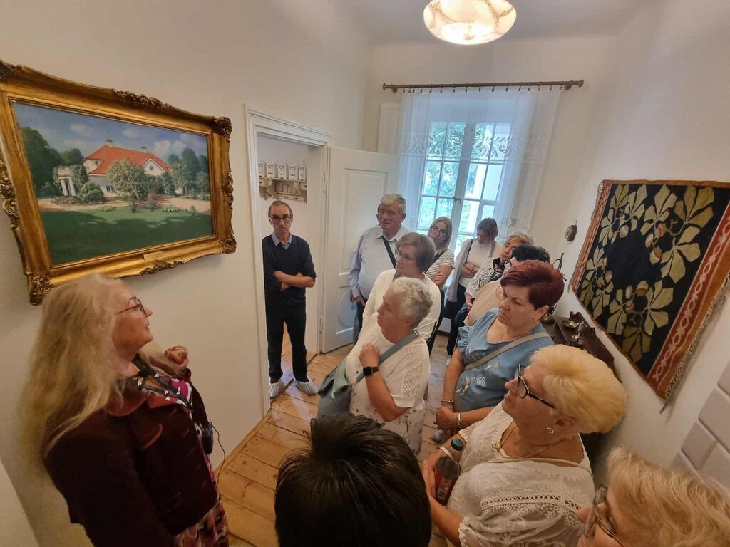 Seniorzy na edukacyjnej wycieczce śladami wybitnych Polek
