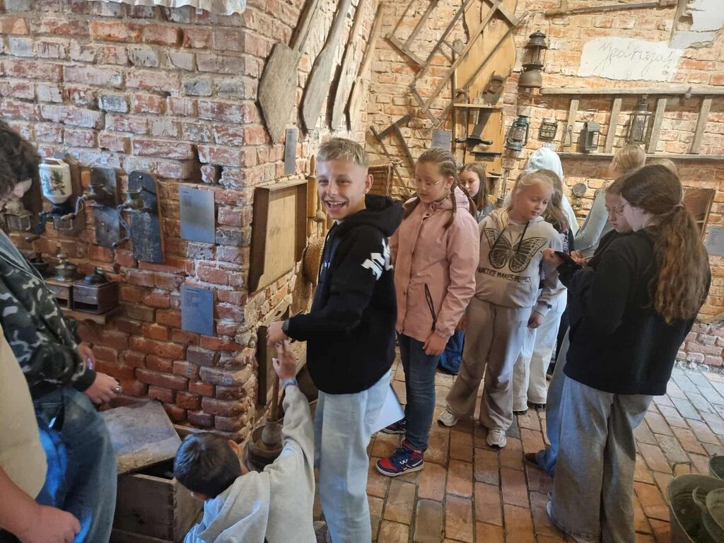 130 uczniów odkrywało dziedzictwo w Skrzebowej
