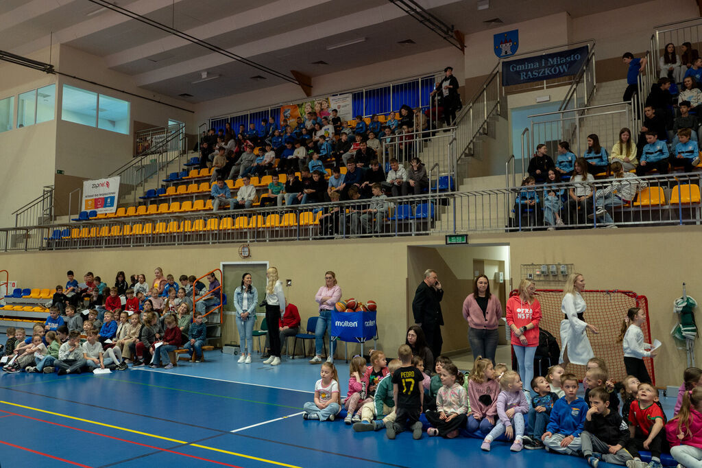 Koszykarze Tasomix Rosiek Stal Ostrów Wielkopolski z wizytą w Raszkowie