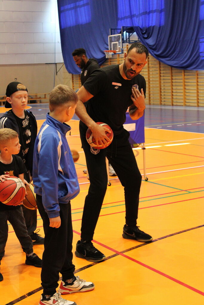 Koszykarze Tasomix Rosiek Stal Ostrów Wielkopolski z wizytą w Raszkowie