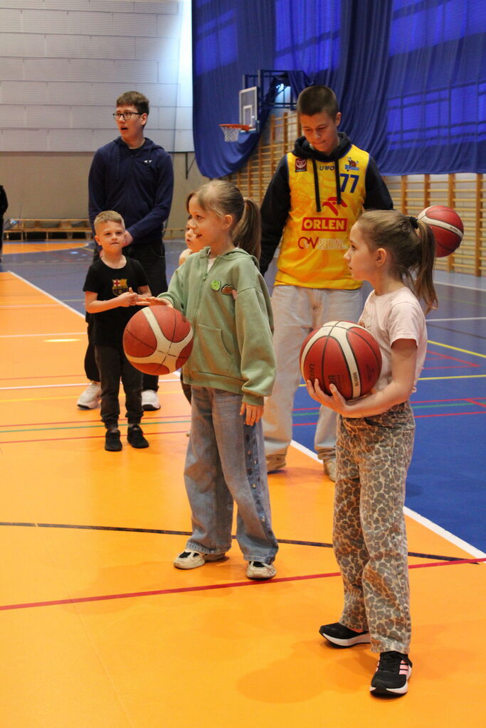 Koszykarze Tasomix Rosiek Stal Ostrów Wielkopolski z wizytą w Raszkowie