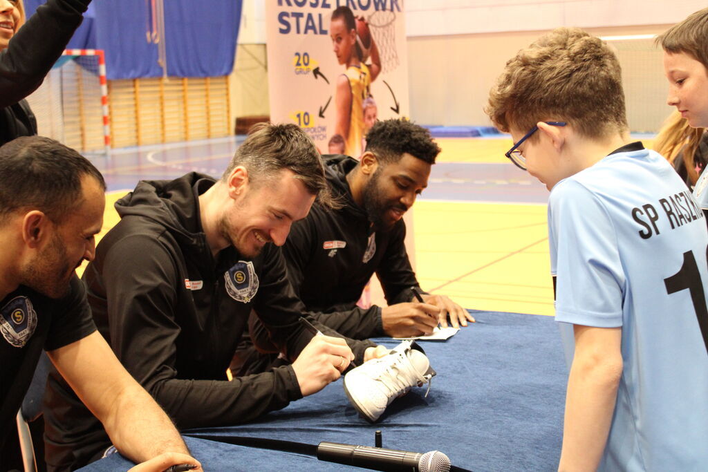 Koszykarze Tasomix Rosiek Stal Ostrów Wielkopolski z wizytą w Raszkowie