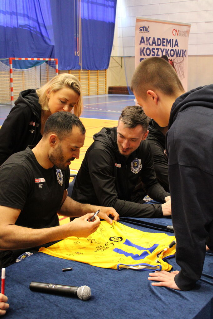 Koszykarze Tasomix Rosiek Stal Ostrów Wielkopolski z wizytą w Raszkowie