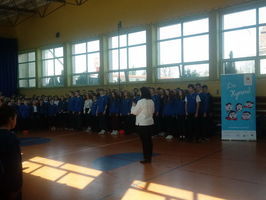 Uczniowie Publicznej Szkoły Podstawowej Nr 4 w Strzegomiu znowu zaśpiewali dla Niepodległej 