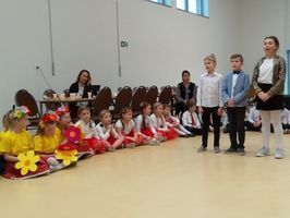 Wspólne świętowanie uczniów i seniorów w Jaroszowie