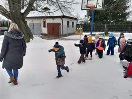 Zimowe zabawy przedszkolaków z 