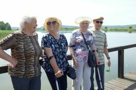 Seniorzy zwiedzają i podróżują