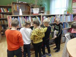 Uczniowie z Kostrzy odwiedzili bibliotekę