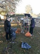 Uczniowie z kostrzy posprzątali cmentarz