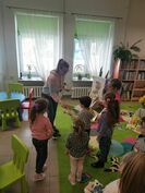 Lekcja biblioteczna z przedszkolakami z „Arki Malucha”