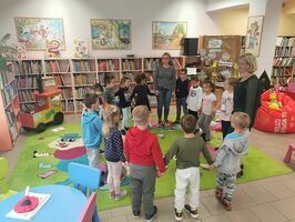 Przedszkolaki ze Stanowic w Bibliotece w Strzegomiu