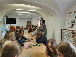 Uczniowie ZS w Strzegomiu na „Listopadowej edukacji w terenie” w Dobkowie