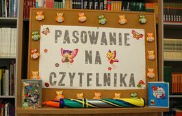 Pasowanie pierwszoklasistów na czytelników w Jaroszowie