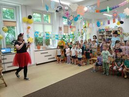 W Publicznym Przedszkolu nr 4 im. Pszczółki Mai w Strzegomiu 12 czerwca br. odbył się festiwal piosenki anglojęzycznej, w którym wzięło udział ośmioro dzieci w różnym wieku z każdej grupy.
