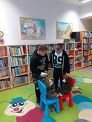 Uczniowie z Rogoźnicy z wizytą w strzegomskiej bibliotece