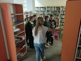 Uczniowie z Rogoźnicy z wizytą w strzegomskiej bibliotece